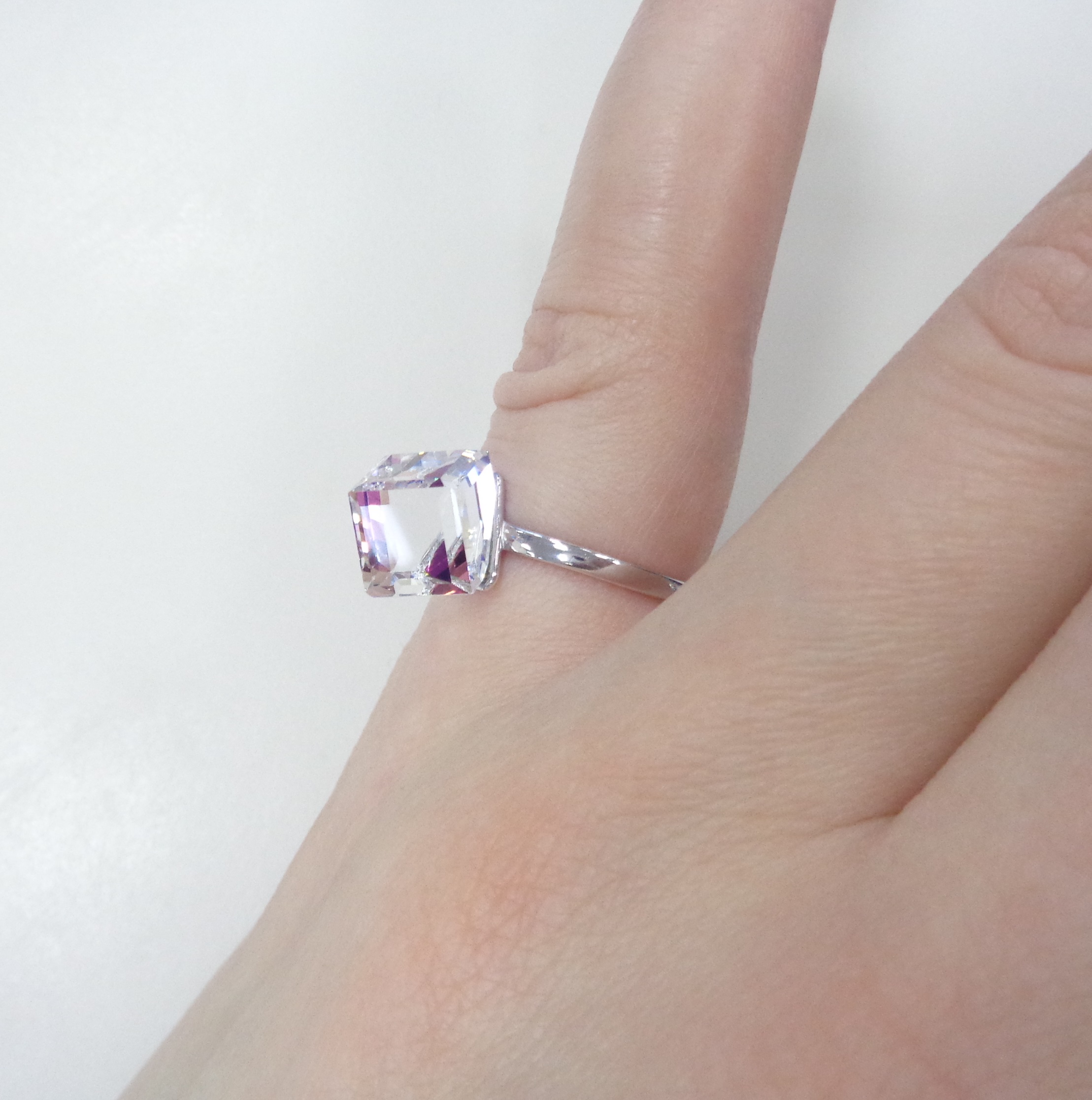 Серебряное кольцо с кристаллом